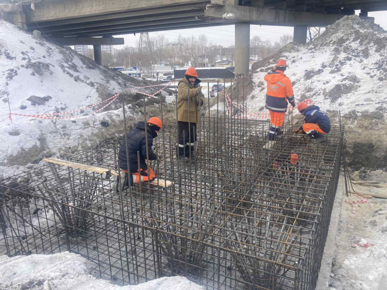На «минаевском» мосту провели обследование балок правого путепровода.