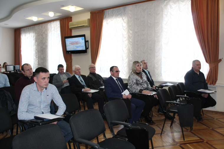 На заседании Общественной палаты Ульяновска обсудили состояние детских площадок и благоустройство дворов.
