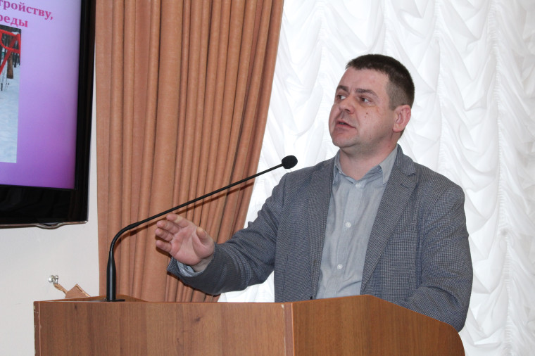На заседании Общественной палаты Ульяновска обсудили состояние детских площадок и благоустройство дворов.
