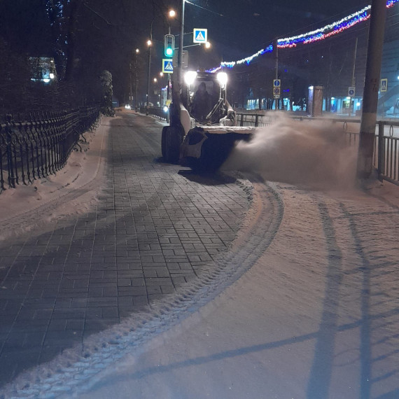 Ночью 13 февраля последствия снегопада в Ульяновске устраняли 83 единицы спецтехники.