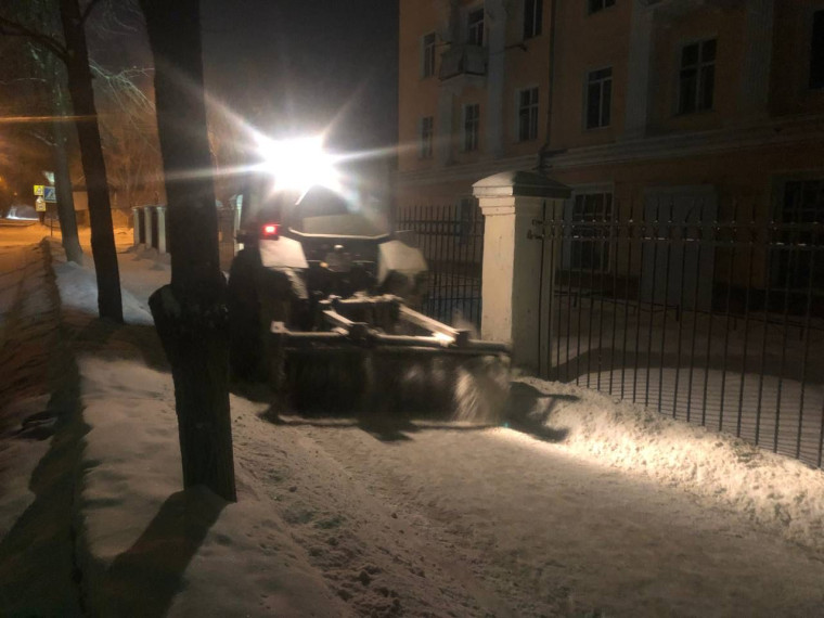 Ночью 13 февраля последствия снегопада в Ульяновске устраняли 83 единицы спецтехники.