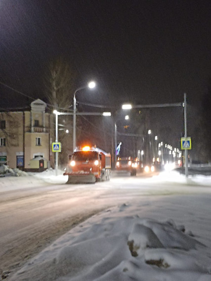 Ночью 15 февраля последствия снегопада в Ульяновске устраняло 69 единиц спецтехники.