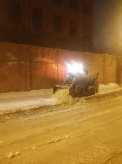 Ночью 15 февраля последствия снегопада в Ульяновске устраняло 69 единиц спецтехники.
