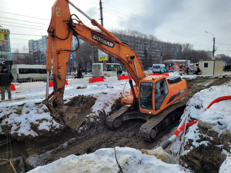 «Ульяновскводоканал» понижает уровень грунтовых вод в районе ремонта канализационного коллектора на улице Рябикова.
