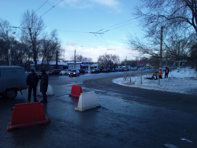 В Ульяновске из-за провала грунта ограничено движение по улице Жуковского.