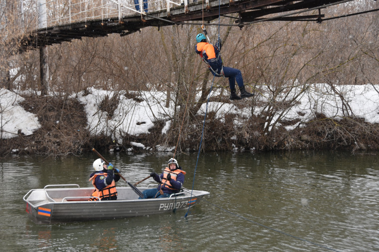 Спасатели расчищают завалы на реках и планируют учения: Ульяновск готовится к паводку.