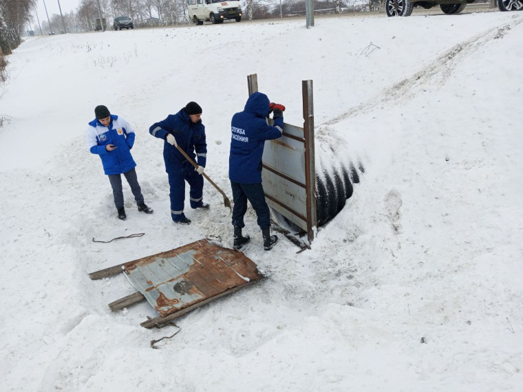 Спасатели расчищают завалы на реках и планируют учения: Ульяновск готовится к паводку.