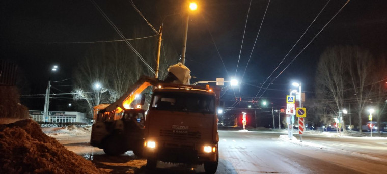 За последние сутки на обработке дорог и тротуаров в Ульяновске использовали 159 тонн пескосоляной смеси и 7 тонн твердого реагента.