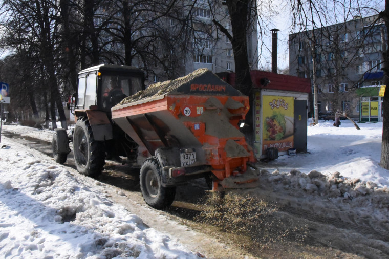 Днем 3 марта МБУ «Дорремстрой» вывозит снег с территории Перинатального центра «Мама».