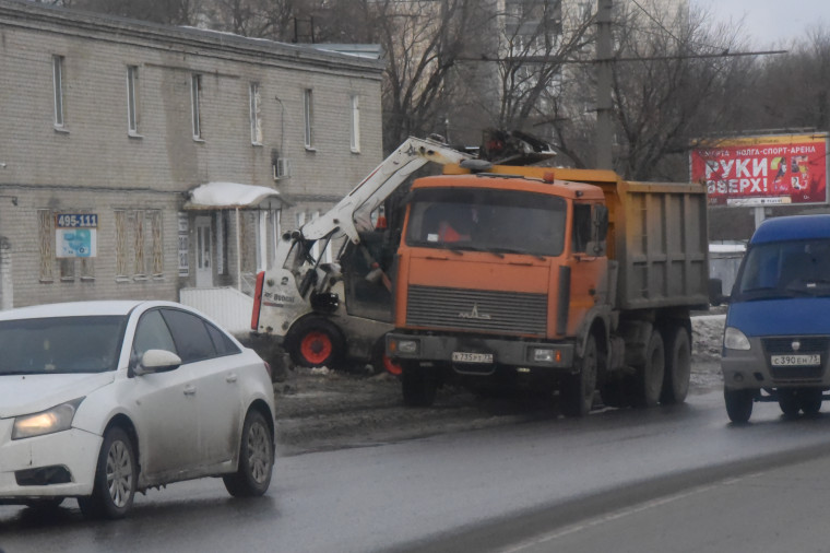 Днем 3 марта МБУ «Дорремстрой» вывозит снег с территории Перинатального центра «Мама».