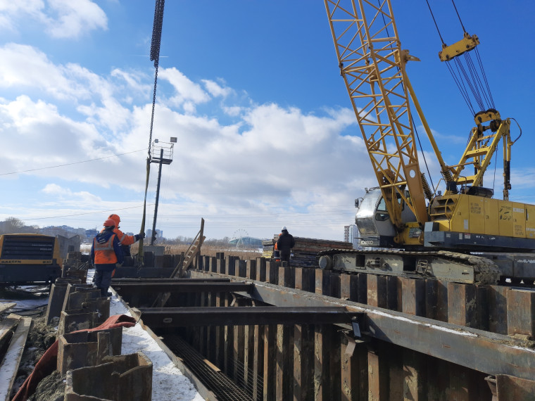 Строители нового моста через Свиягу в створе улиц Шевченко и Смычки перешли на круглосуточный режим работы.