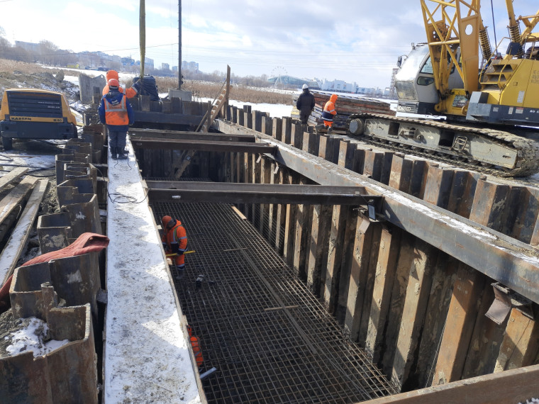 Строители нового моста через Свиягу в створе улиц Шевченко и Смычки перешли на круглосуточный режим работы.