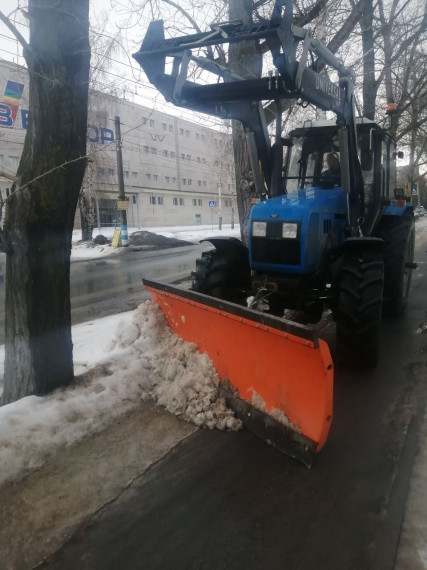 Днем 9 марта на улицах Ульяновска работает 85 единиц техники.