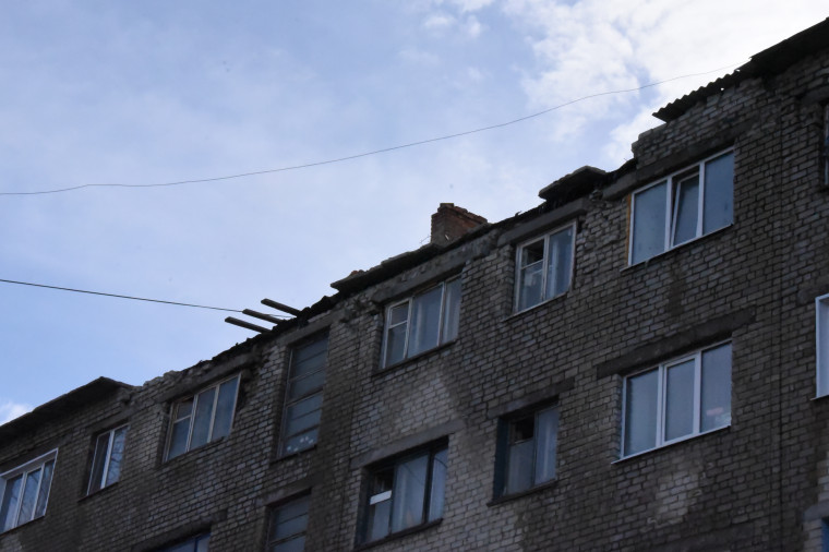 Жильцам пятиэтажки по Нариманова, 57 окажут содействие в восстановлении кровли и кирпичной кладки фасада.
