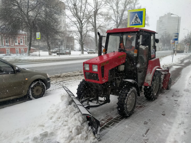 Дорожные службы Ульяновска устраняют последствия снегопада.