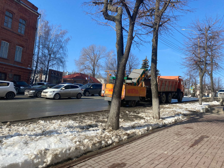 На улицы Ульяновска выведены автопылесосы.
