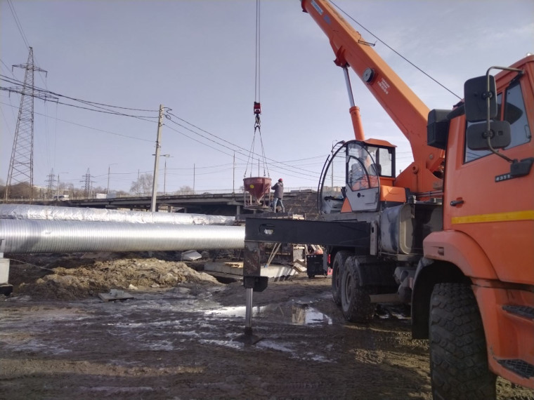 В ходе реконструкции «минаевского» моста готовится монтаж лифтовых шахт.