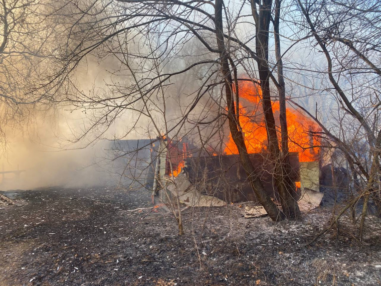 Городские спасатели помогли ульяновским пожарным потушить несколько крупных возгораний.