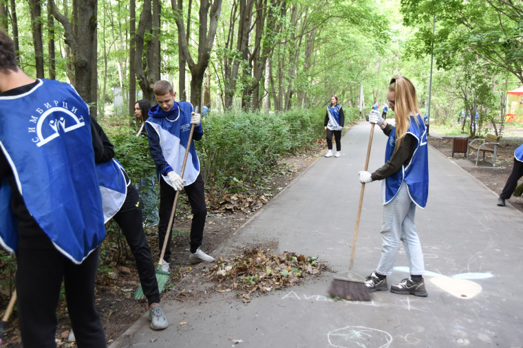 Более 70 человек навели порядок в ульяновском парке «Семья».