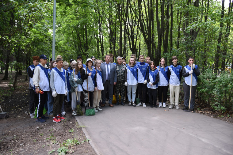 Более 70 человек навели порядок в ульяновском парке «Семья».