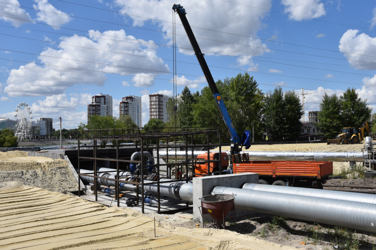 У моста по улице Минаева завершают монтаж новой теплотрассы.