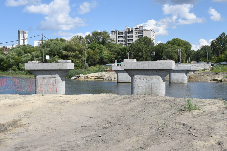 На новом мосту в створе улиц Шевченко и Смычки готовы семь монолитных опор из восьми.