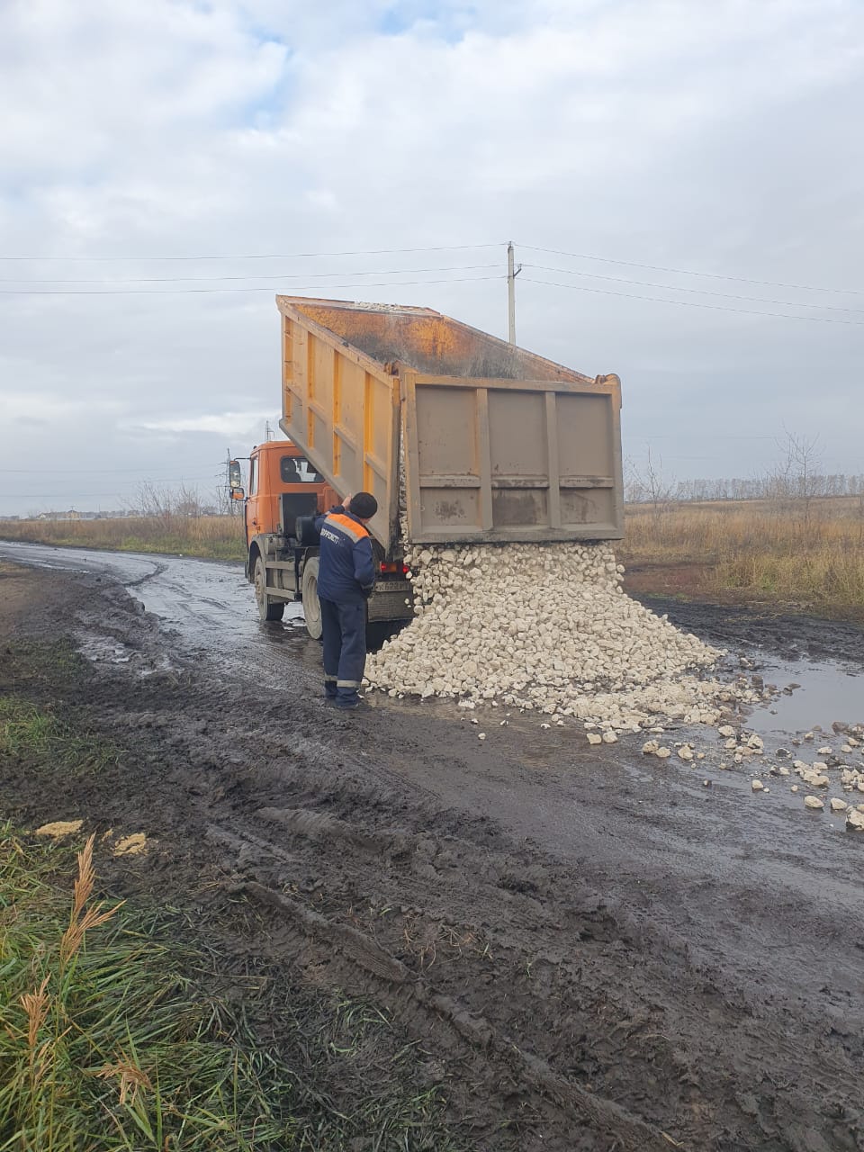 В Ульяновске отсыпают щебнем дорогу в квартале многодетных села Луговое.