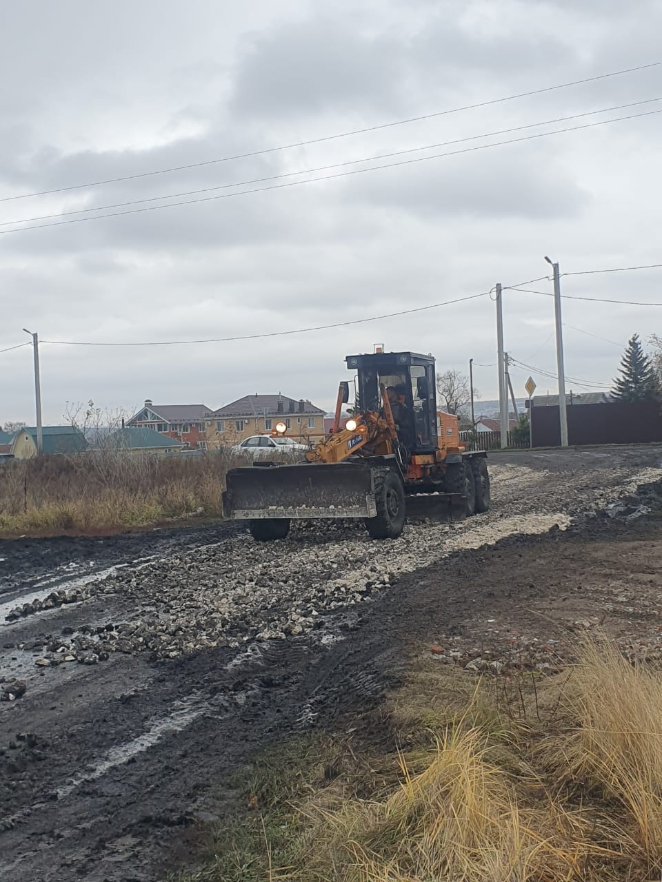 В Ульяновске отсыпают щебнем дорогу в квартале многодетных села Луговое.